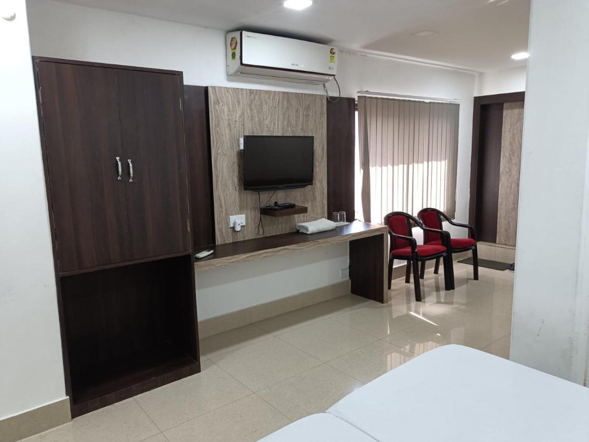 Kusum Hotel Dibrugarh Zewnętrze zdjęcie
