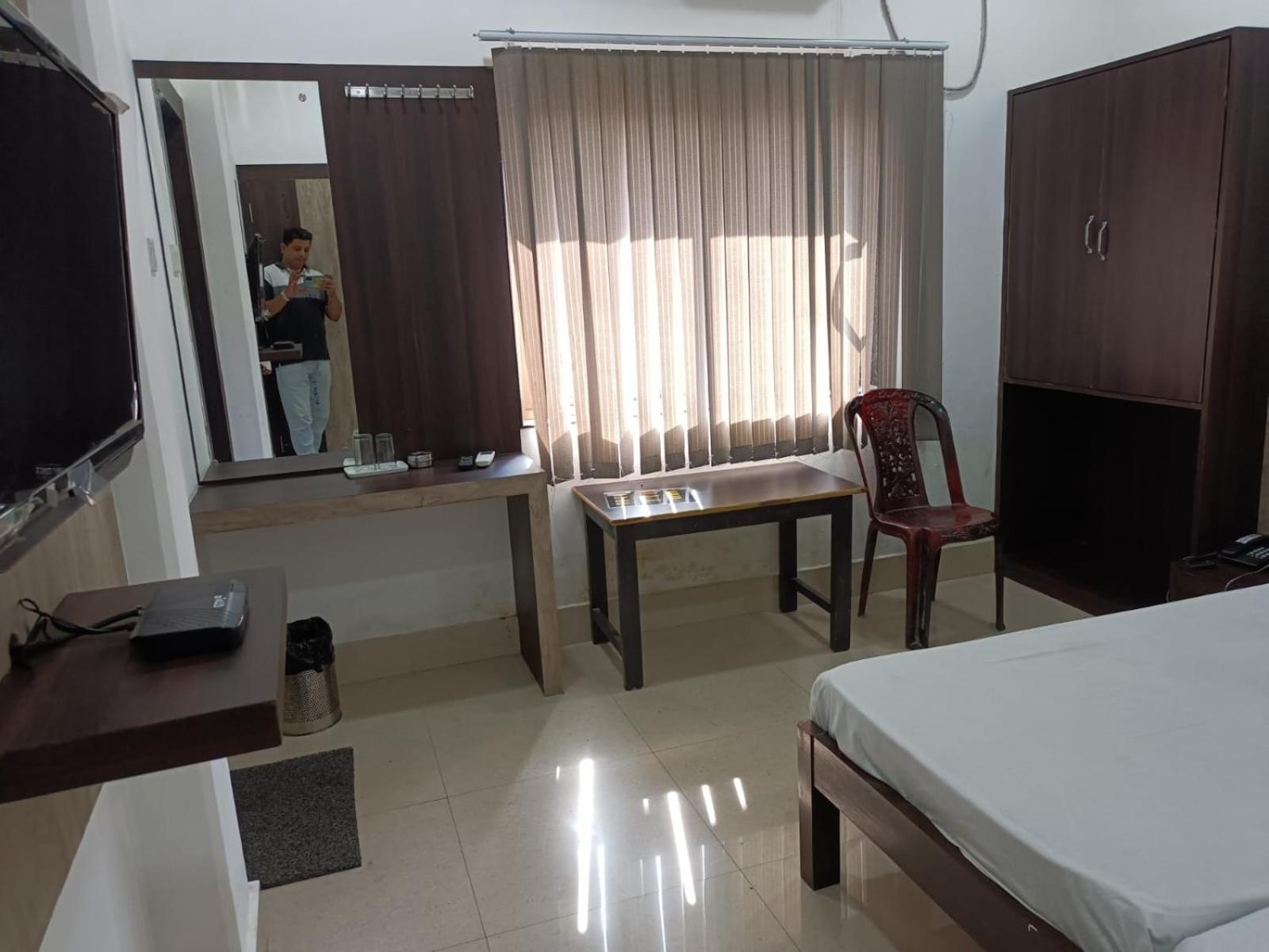 Kusum Hotel Dibrugarh Zewnętrze zdjęcie